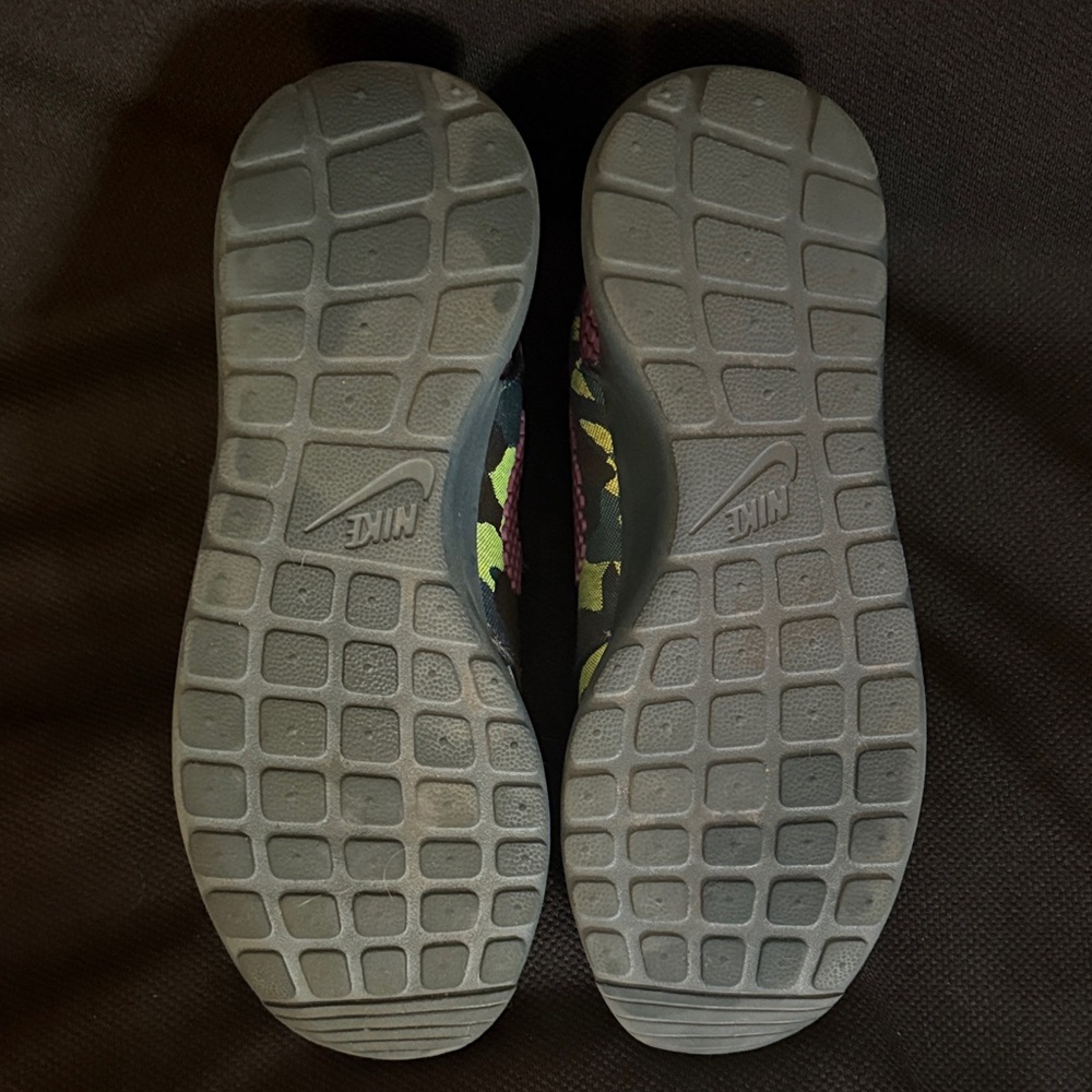 Nike Roshe One Dark Camo and Atomic Purple - Picture 6 of 6